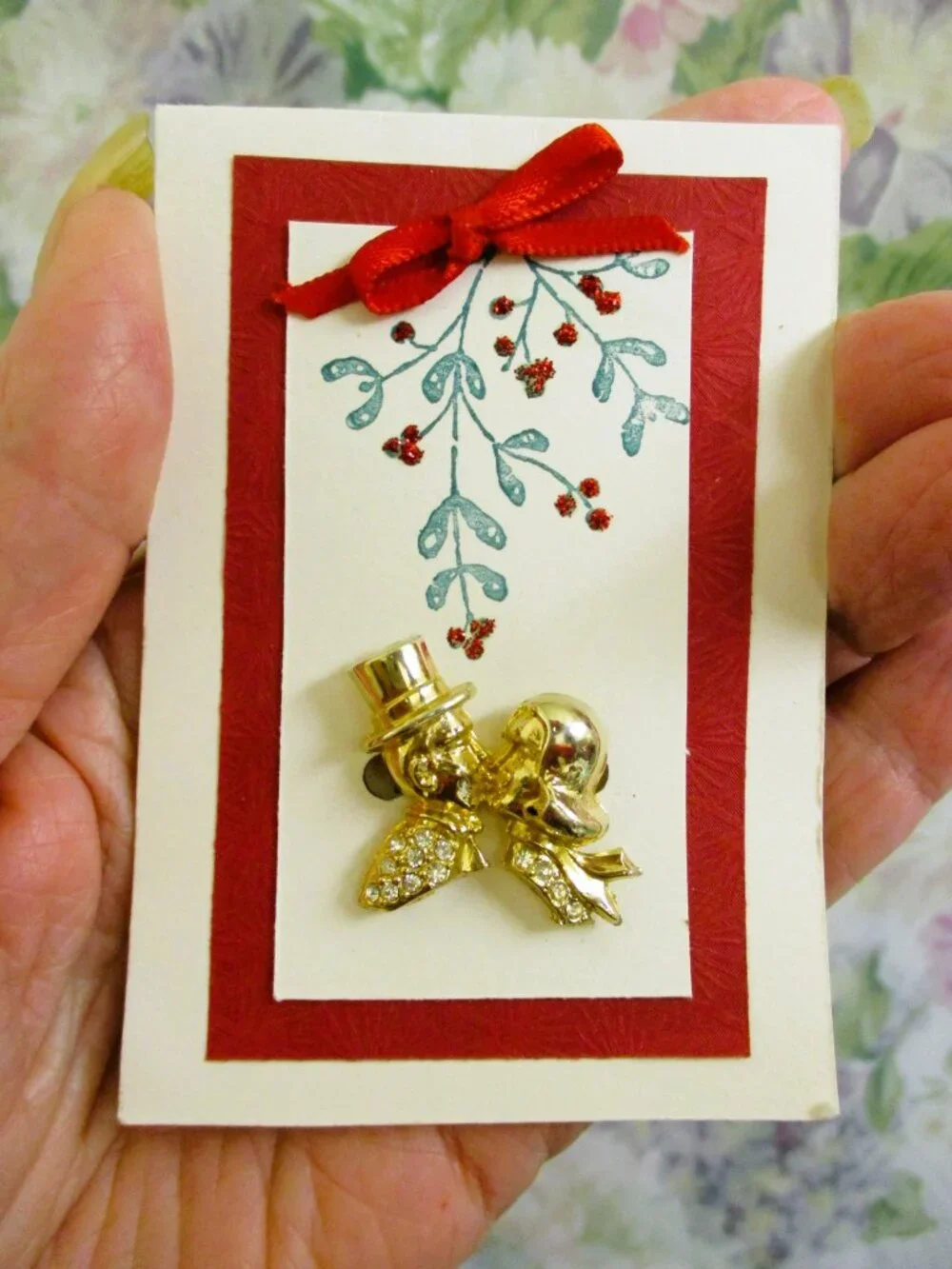 VINTAGE Mistletoe Kissing Couple Brooch Card ~ Gold Plate Rhinestone Jewelry